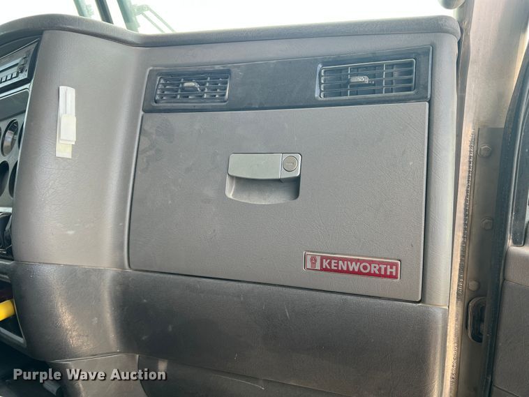 image for item DS8320 2011 Kenworth T800  semi truck