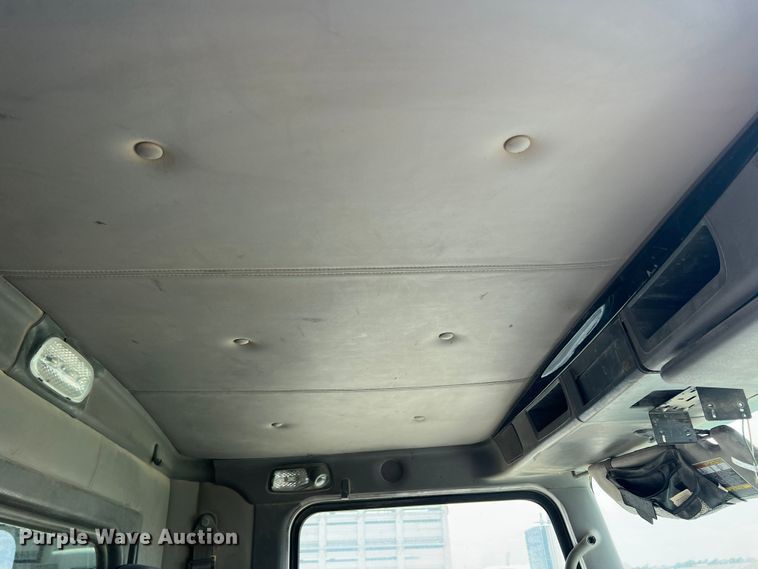 image for item DS8320 2011 Kenworth T800  semi truck