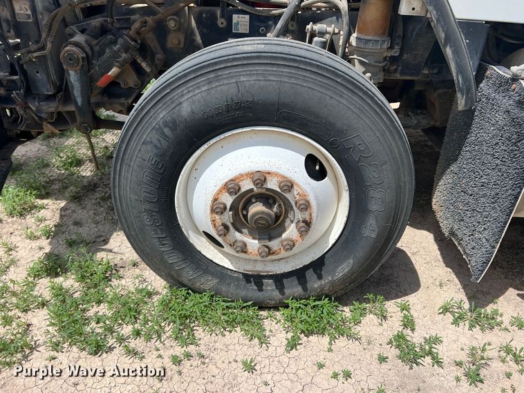 image for item DS8320 2011 Kenworth T800  semi truck