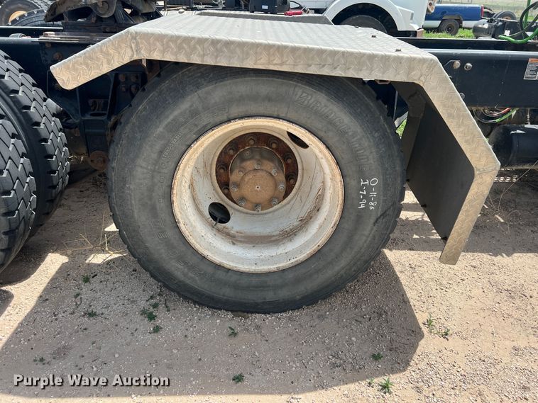 image for item DS8320 2011 Kenworth T800  semi truck