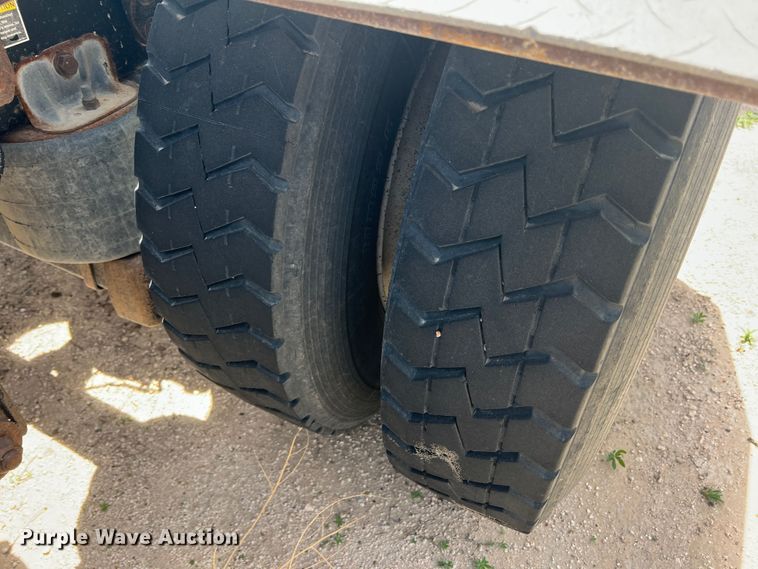 image for item DS8320 2011 Kenworth T800  semi truck