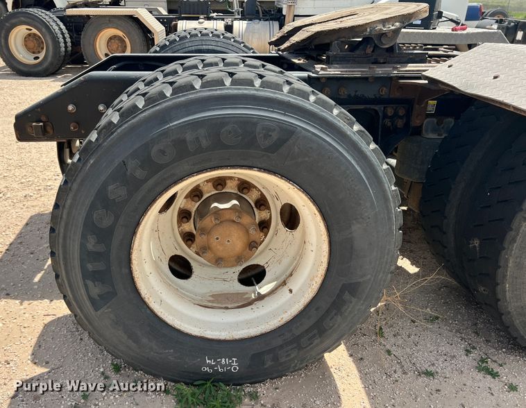 image for item DS8320 2011 Kenworth T800  semi truck