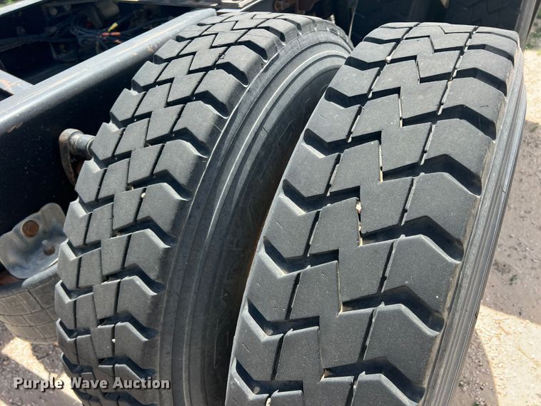 image for item DS8320 2011 Kenworth T800  semi truck