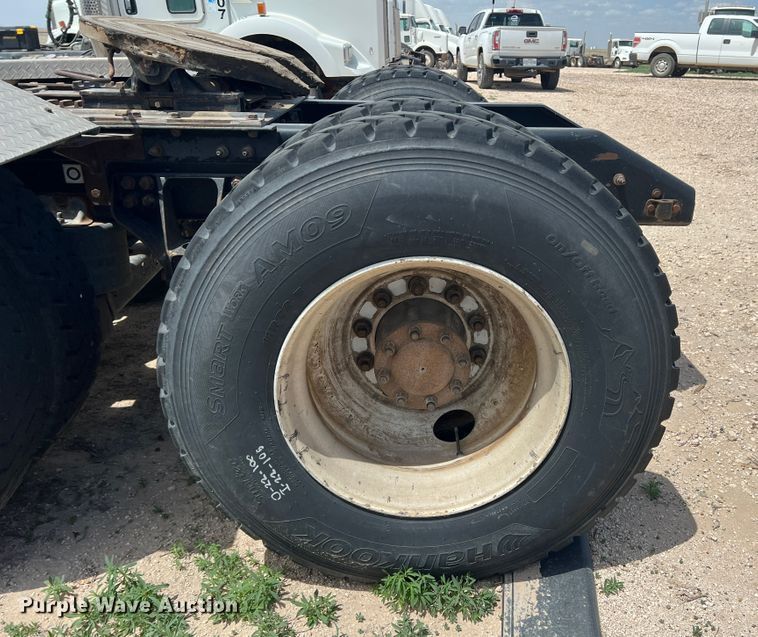 image for item DS8320 2011 Kenworth T800  semi truck