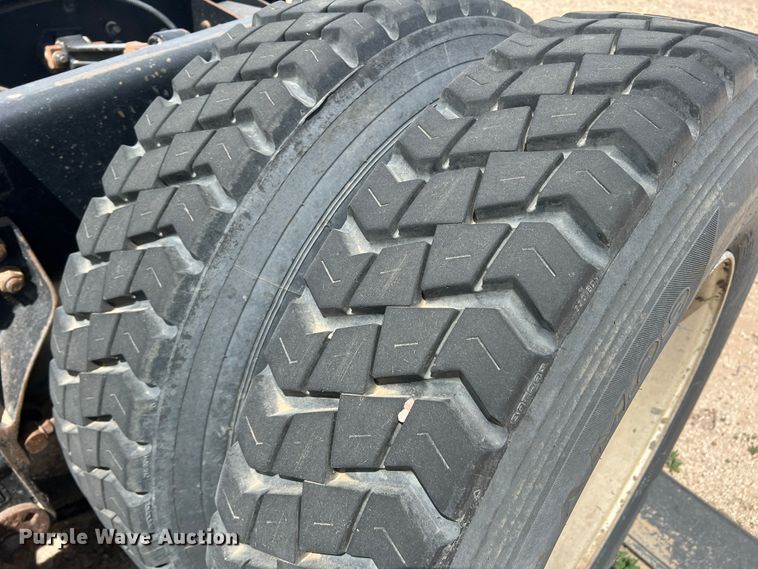 image for item DS8320 2011 Kenworth T800  semi truck