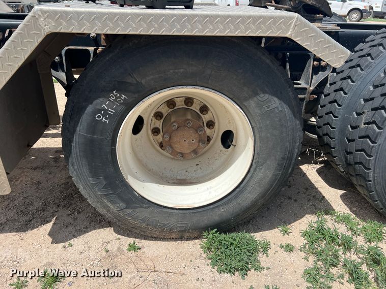 image for item DS8320 2011 Kenworth T800  semi truck