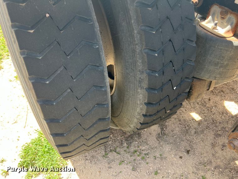 image for item DS8320 2011 Kenworth T800  semi truck