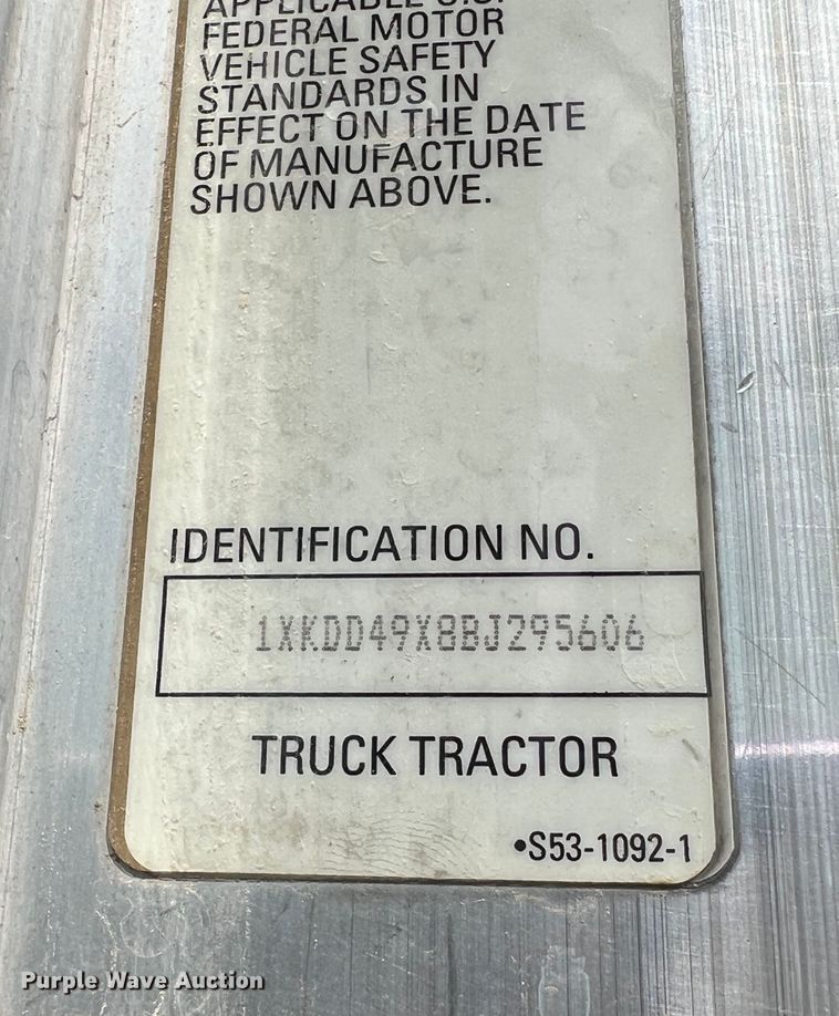 image for item DS8320 2011 Kenworth T800  semi truck