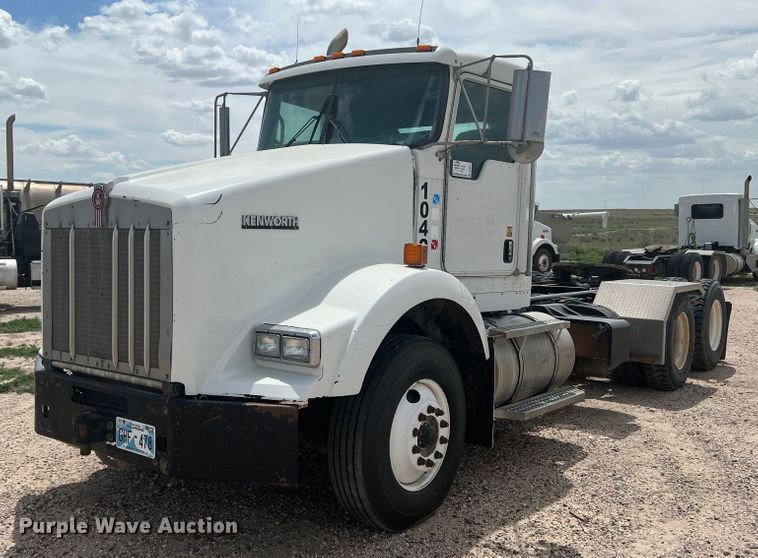 image for item DS8321 2011 Kenworth T800  semi truck