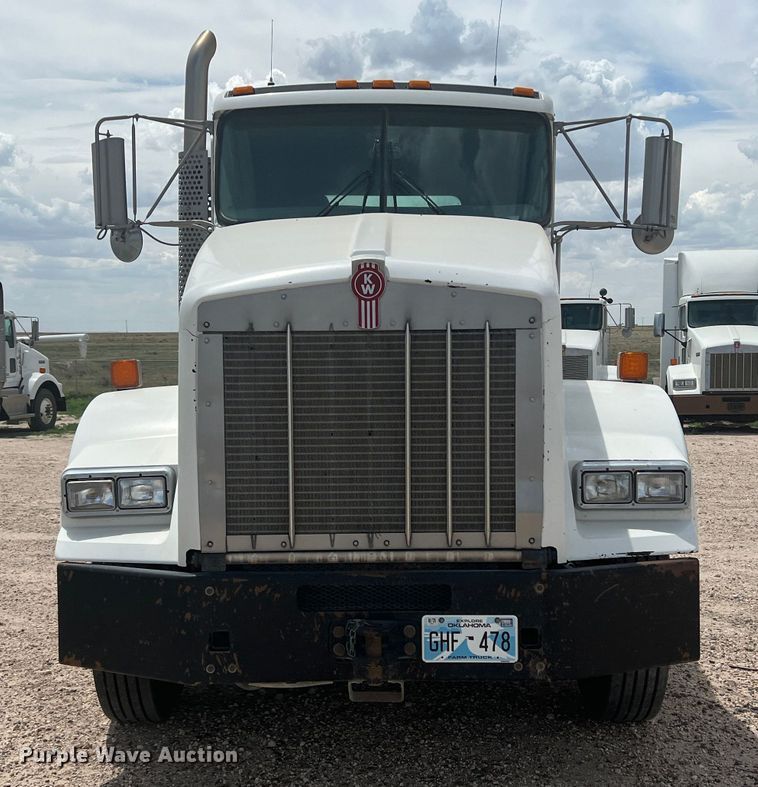 image for item DS8321 2011 Kenworth T800  semi truck