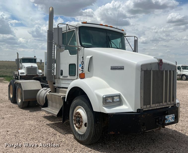 image for item DS8321 2011 Kenworth T800  semi truck