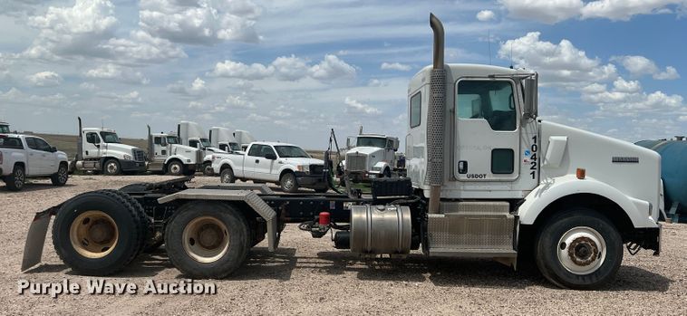 image for item DS8321 2011 Kenworth T800  semi truck