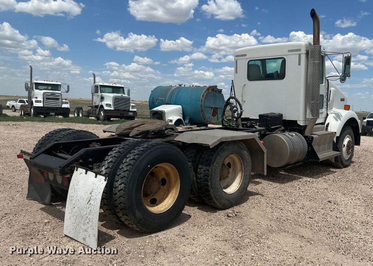 image for item DS8321 2011 Kenworth T800  semi truck