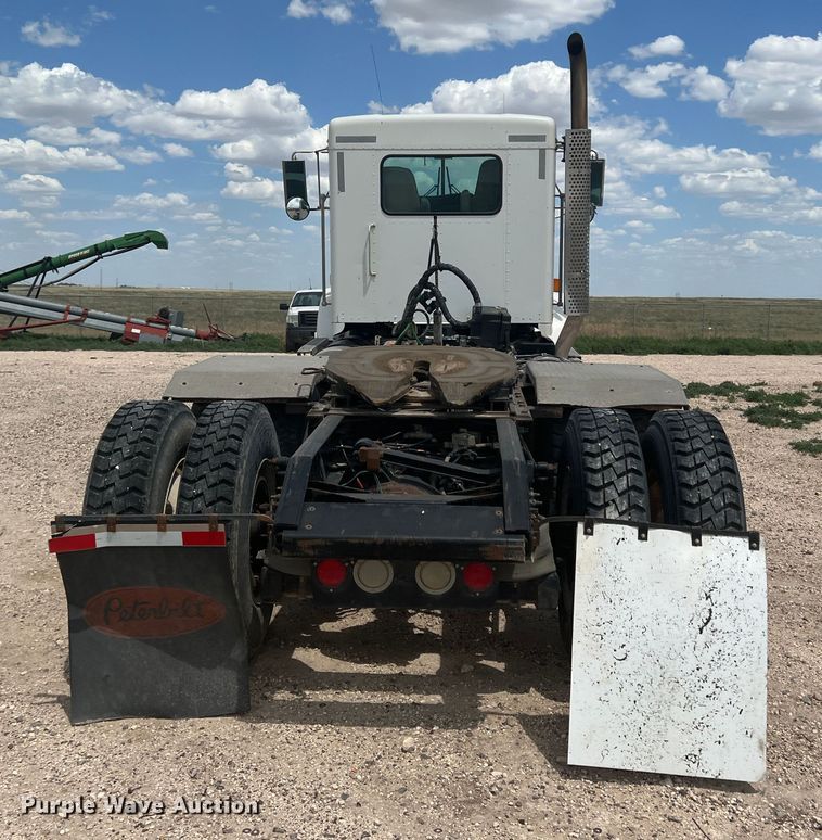 image for item DS8321 2011 Kenworth T800  semi truck