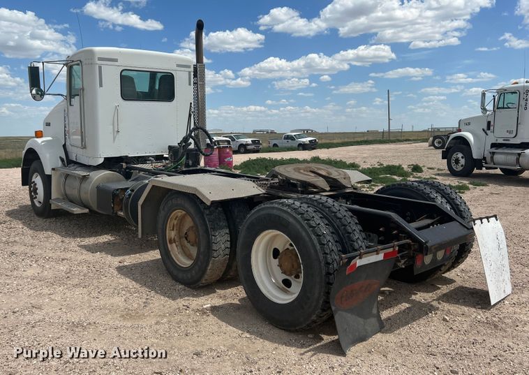 image for item DS8321 2011 Kenworth T800  semi truck
