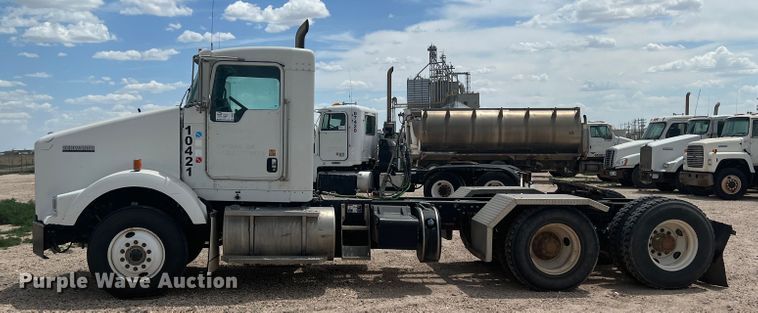 image for item DS8321 2011 Kenworth T800  semi truck