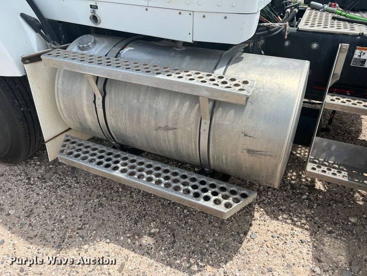 image for item DS8321 2011 Kenworth T800  semi truck