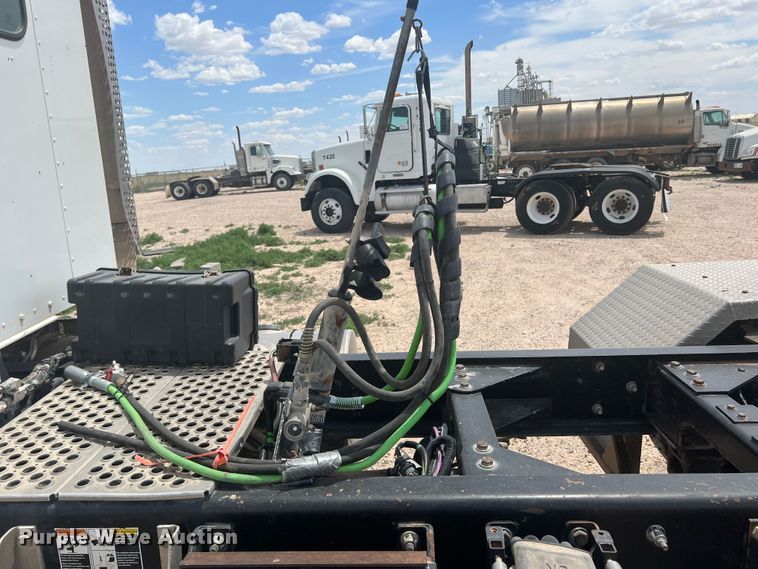 image for item DS8321 2011 Kenworth T800  semi truck