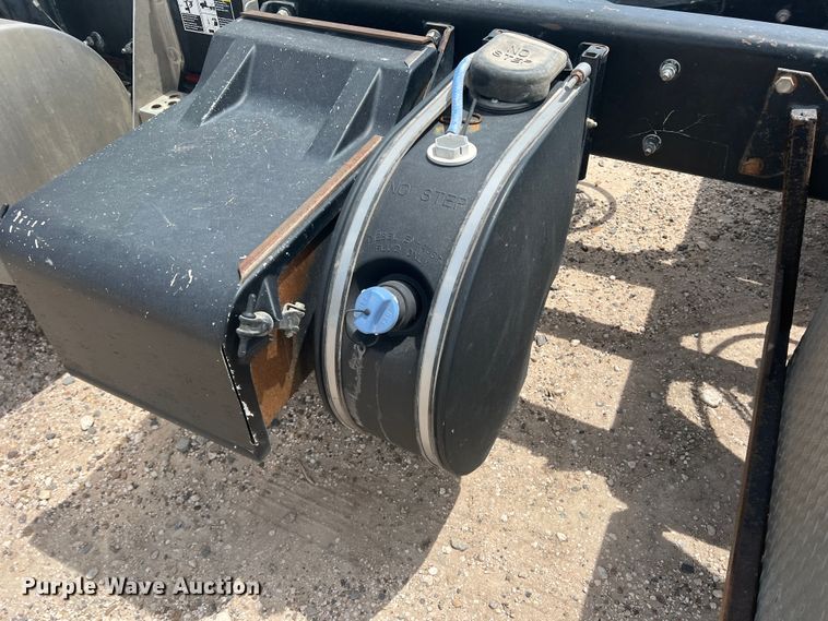 image for item DS8321 2011 Kenworth T800  semi truck