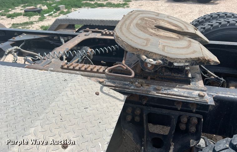 image for item DS8321 2011 Kenworth T800  semi truck