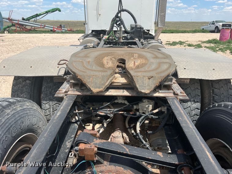 image for item DS8321 2011 Kenworth T800  semi truck