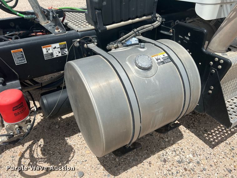 image for item DS8321 2011 Kenworth T800  semi truck