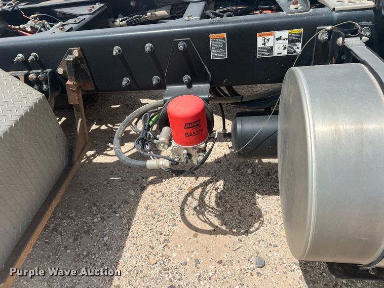 image for item DS8321 2011 Kenworth T800  semi truck