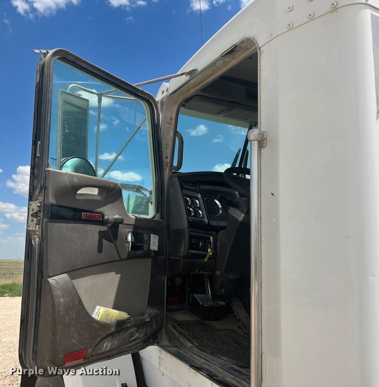 image for item DS8321 2011 Kenworth T800  semi truck
