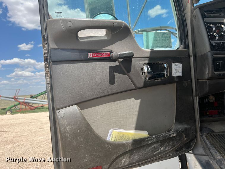 image for item DS8321 2011 Kenworth T800  semi truck