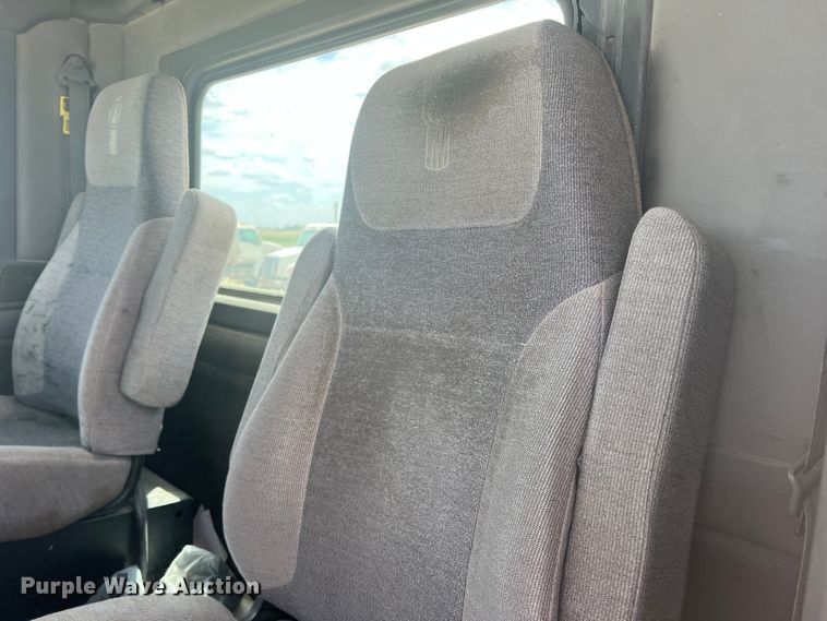 image for item DS8321 2011 Kenworth T800  semi truck