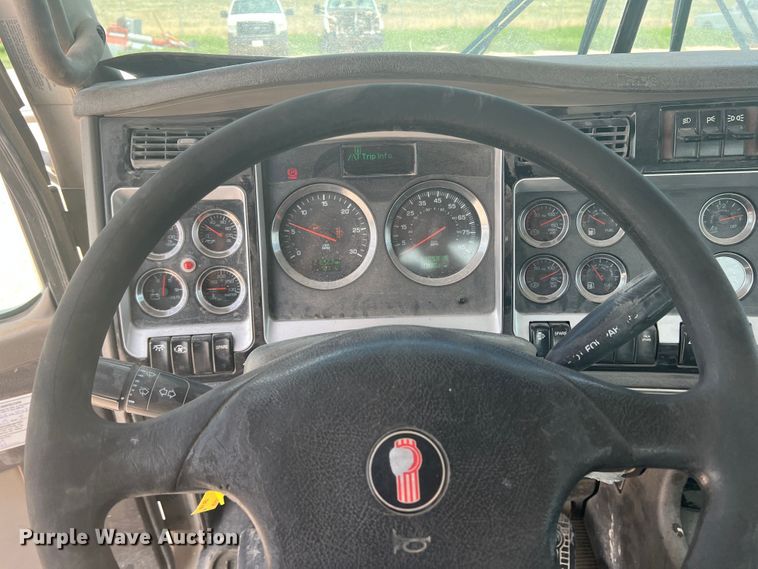 image for item DS8321 2011 Kenworth T800  semi truck
