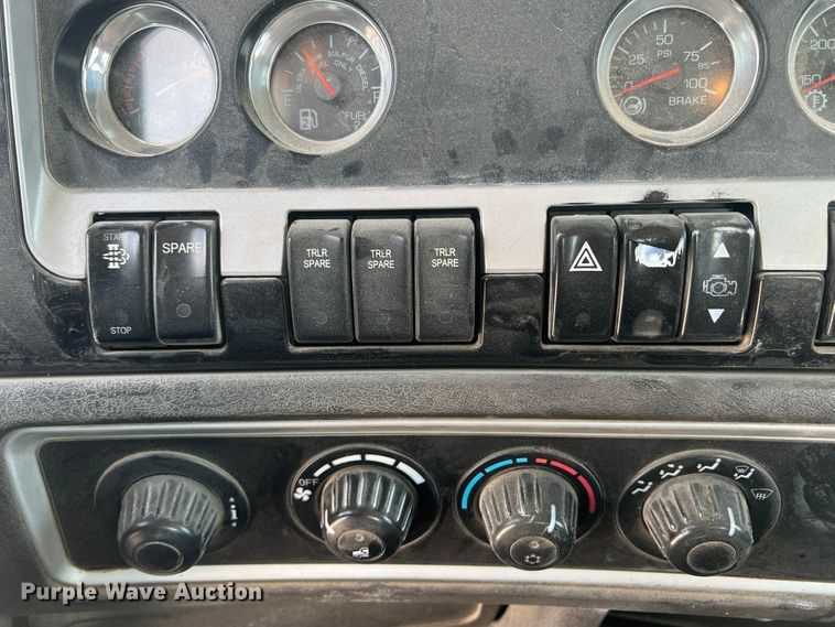 image for item DS8321 2011 Kenworth T800  semi truck