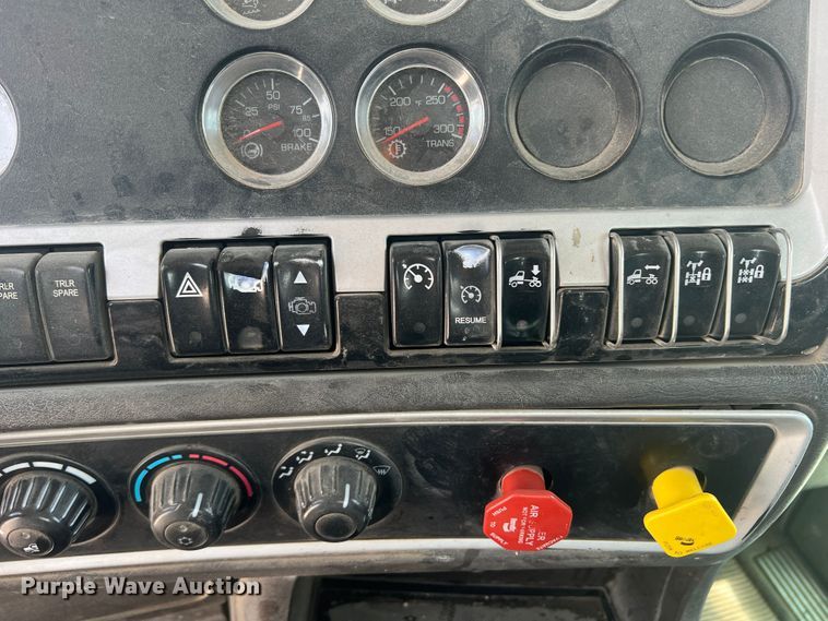 image for item DS8321 2011 Kenworth T800  semi truck