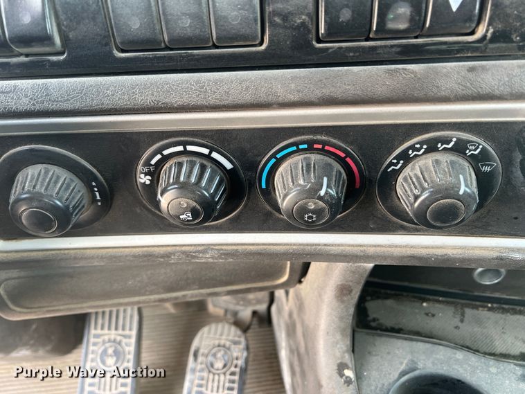 image for item DS8321 2011 Kenworth T800  semi truck