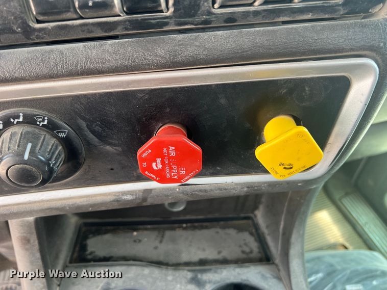 image for item DS8321 2011 Kenworth T800  semi truck