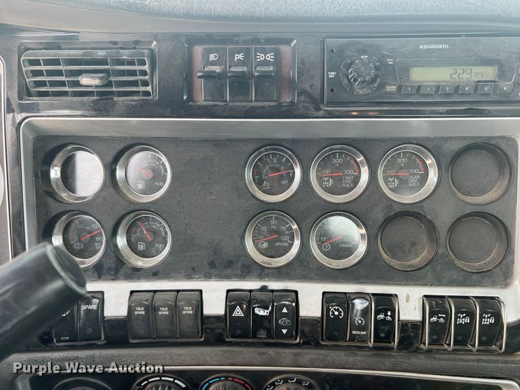 image for item DS8321 2011 Kenworth T800  semi truck