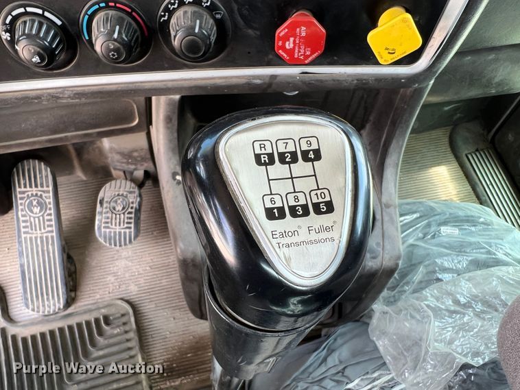 image for item DS8321 2011 Kenworth T800  semi truck