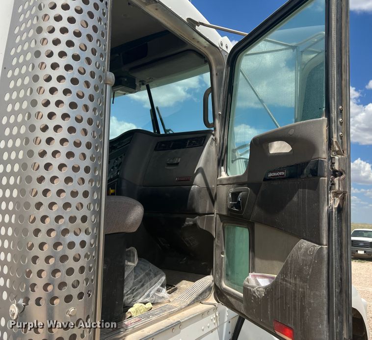 image for item DS8321 2011 Kenworth T800  semi truck