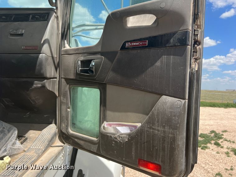 image for item DS8321 2011 Kenworth T800  semi truck