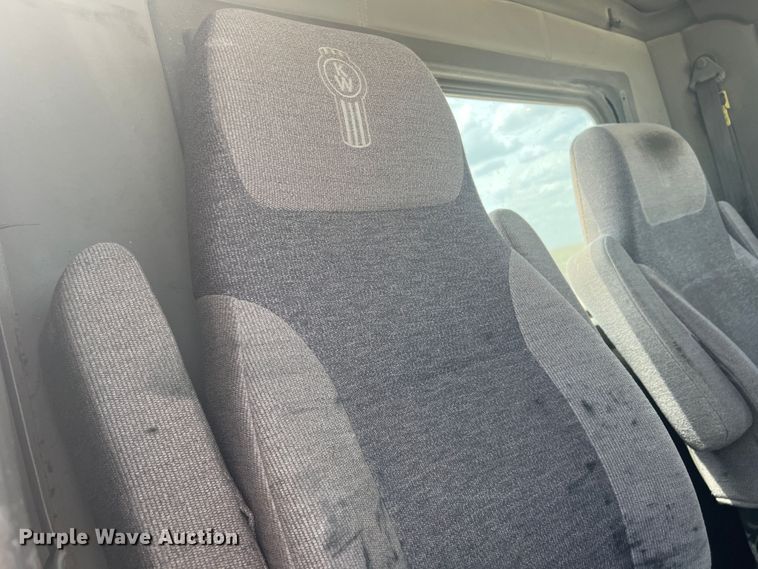 image for item DS8321 2011 Kenworth T800  semi truck