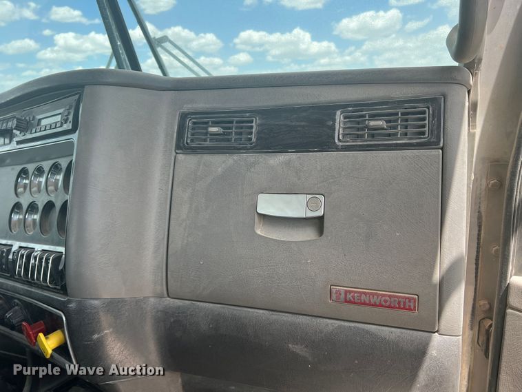 image for item DS8321 2011 Kenworth T800  semi truck