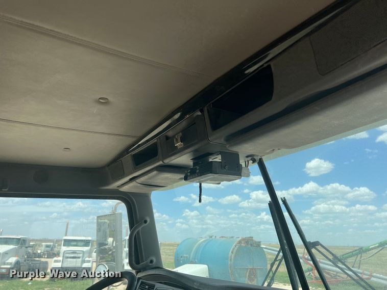 image for item DS8321 2011 Kenworth T800  semi truck