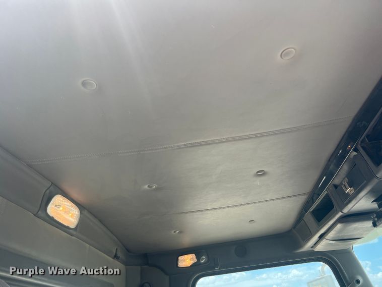 image for item DS8321 2011 Kenworth T800  semi truck