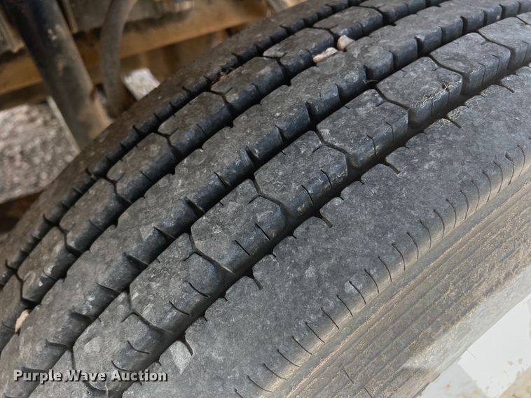 image for item DS8321 2011 Kenworth T800  semi truck