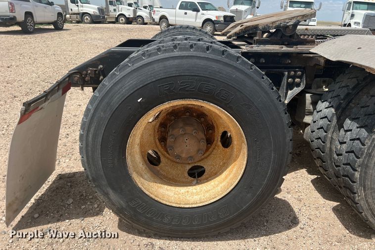 image for item DS8321 2011 Kenworth T800  semi truck