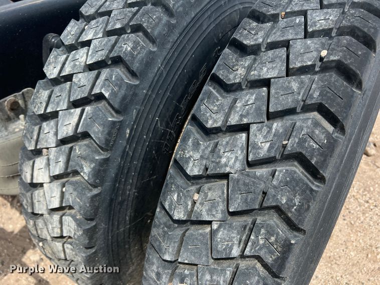 image for item DS8321 2011 Kenworth T800  semi truck