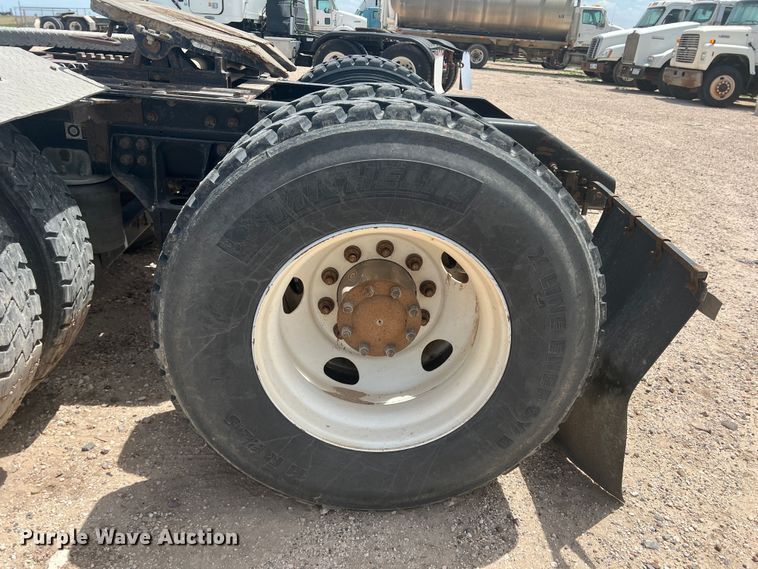 image for item DS8321 2011 Kenworth T800  semi truck