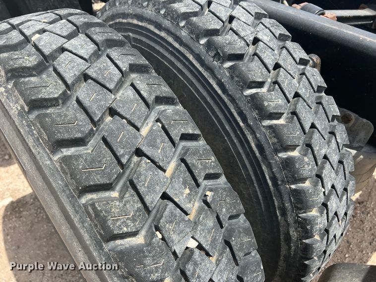 image for item DS8321 2011 Kenworth T800  semi truck