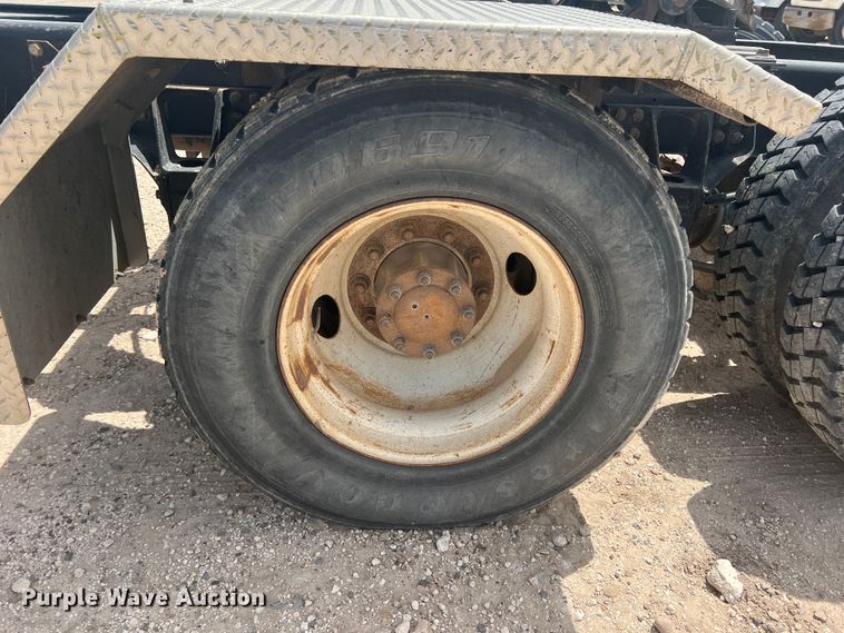 image for item DS8321 2011 Kenworth T800  semi truck