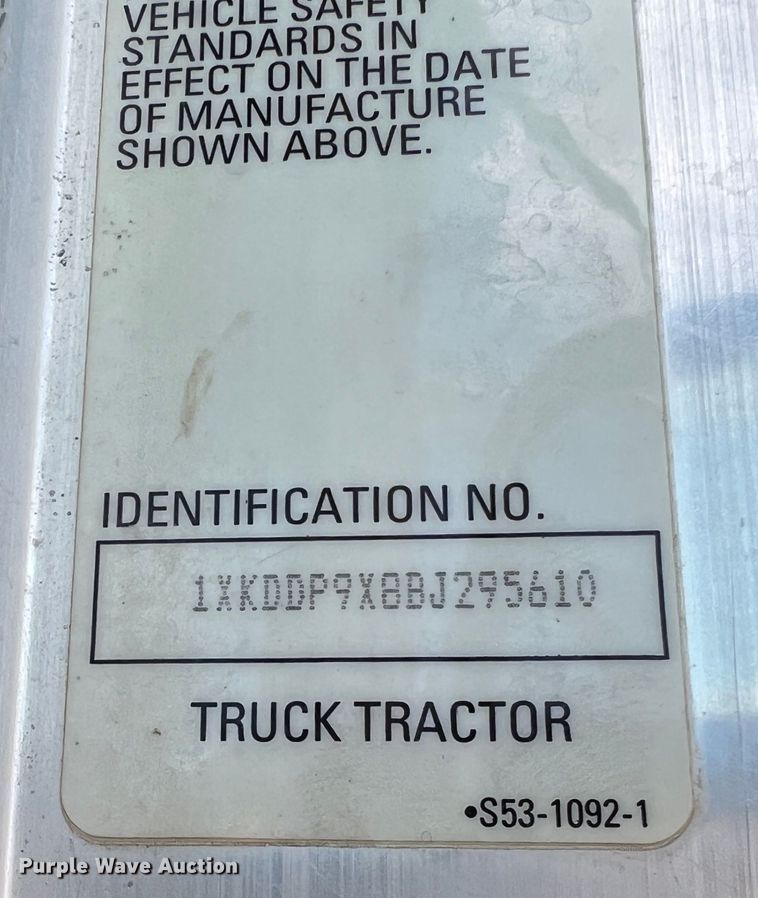 image for item DS8321 2011 Kenworth T800  semi truck